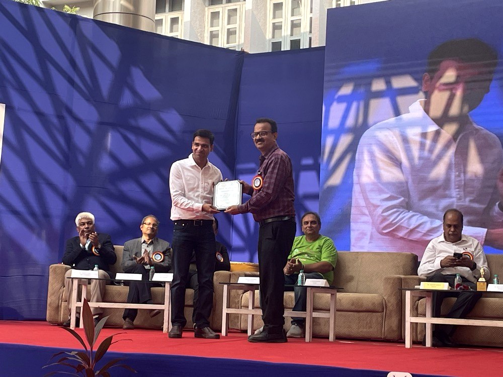 Ashish Sharma receiving the ACE Alumnus Award at SVNIT